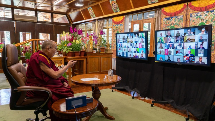 Su Santidad el Dalái Lama dirigiéndose a la audiencia virtual durante su charla sobre Empatía y Compasión en la Policía desde su residencia en Dharamsala, HP, India, el 17 de febrero de 2021. Foto de Ven Tenzin Jamphel