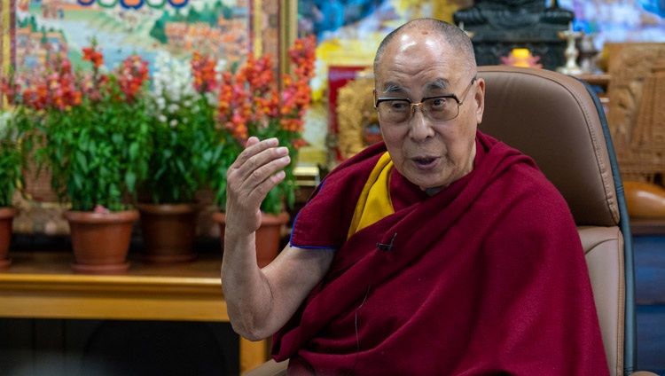 Su Santidad el Dalái Lama respondiendo a las preguntas de la audiencia virtual durante su conversación con miembros de la Fundación de la Policía India desde su residencia en Dharamsala, HP, India, el 17 de febrero de 2021. Foto de Ven Tenzin Jamphel