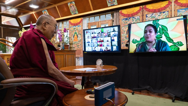 Un miembro de la audiencia virtual hace una pregunta a Su Santidad el Dalái Lama durante su conversación con miembros de la Fundación de la Policía India desde su residencia en Dharamsala, HP, India, el 17 de febrero de 2021. Foto de Ven Tenzin Jamphel