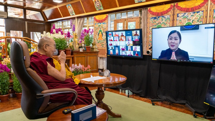 La Sra. Ng Wee Nee, del Centro Budista Tibetano de Singapur, dando la bienvenida a la apertura de la Conferencia Internacional sobre los Tres Entrenamientos en las Tradiciones Pali y Sánscrita del Budismo, el 5 de marzo de 2021. Foto de Ven Tenzin Jamphel