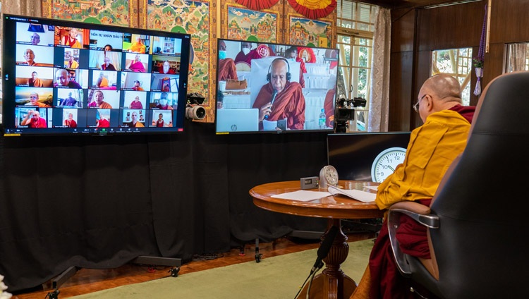 El Muy Venerable Makulewe Wimala Mahanayake Thero, el Prelado Principal de Sri Rammanna Maha Nikaya de Sri Lanka hablando por internet durante la sesión inaugural de la Conferencia Internacional sobre los Tres Entrenamientos en las Tradiciones Pali y Sánscrita del Budismo el 5 de marzo de 2021. Foto de Ven Tenzin Jamphel