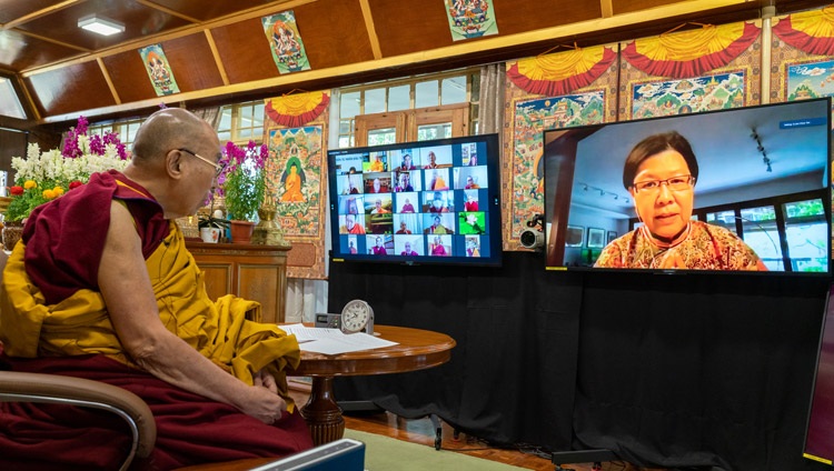 Un miembro del público virtual hace una pregunta a Su Santidad el Dalái Lama tras su discurso inaugural de la Conferencia Internacional sobre los Tres Entrenamientos en las Tradiciones Pali y Sánscrita del Budismo el 5 de marzo de 2021. Foto de Ven Tenzin Jamphel