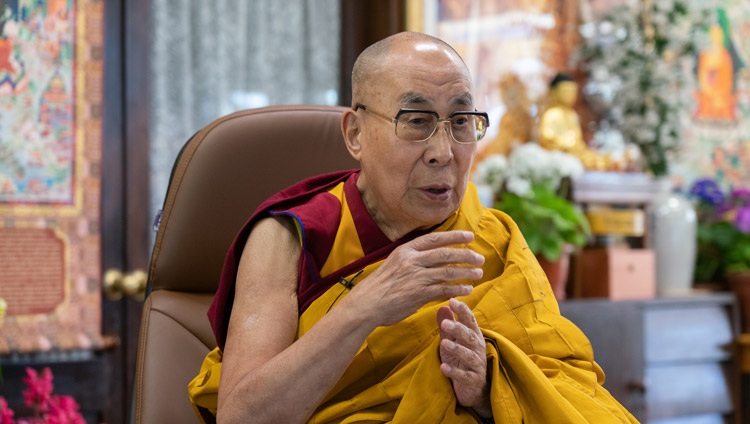 Su Santidad el Dalái Lama pronunciando el discurso inaugural de la Conferencia Internacional sobre los Tres Entrenamientos en las Tradiciones Pali y Sánscrita del Budismo por Internet desde su residencia en Dharamsala, HP, India, el 5 de marzo de 2021. Foto de Ven Tenzin Jamphel