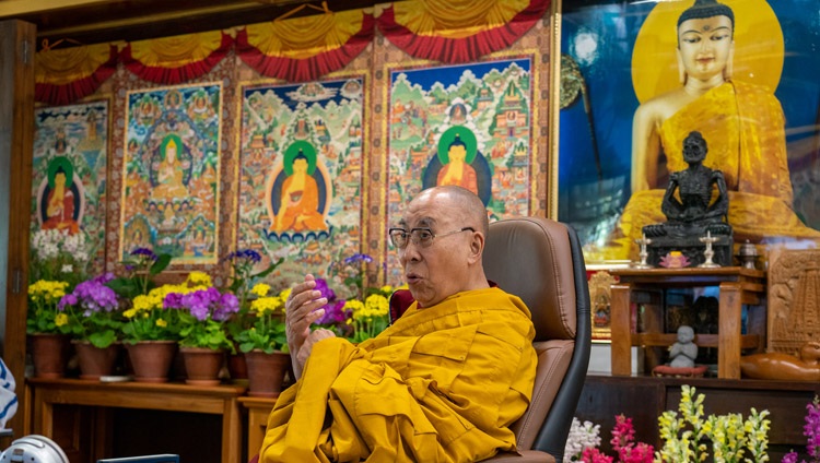 Su Santidad el Dalái Lama hablando por internet desde su residencia en Dharamsala, HP, India, durante la sesión de apertura de la Conferencia Internacional sobre los Tres Entrenamientos en las Tradiciones Pali y Sánscrita del Budismo el 5 de marzo de 2021. Foto de Ven Tenzin Jamphel