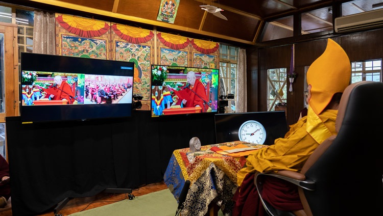 El Khamba Lama rindiendo homenaje a Su Santidad el Dalái Lama y ofreciéndole saludos en nombre del monasterio y de todos los monjes y monjas de Mongolia al comienzo del primer día de enseñanzas por internet desde la residencia de Su Santidad en Dharamsala, HP, India, el 12 de marzo de 2021. Foto de Ven Tenzin Jamphel