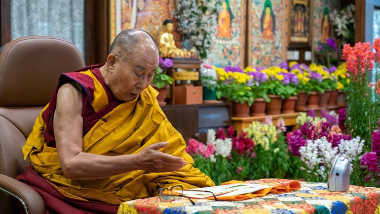 Su Santidad el Dalái Lama leyendo el Elogio a los Diecisiete Maestros de Nalanda en el primer día de sus enseñanzas por internet solicitadas por los mongoles desde su residencia en Dharamsala, HP, India, el 12 de marzo de 2021. Foto de Ven Tenzin Jamphel