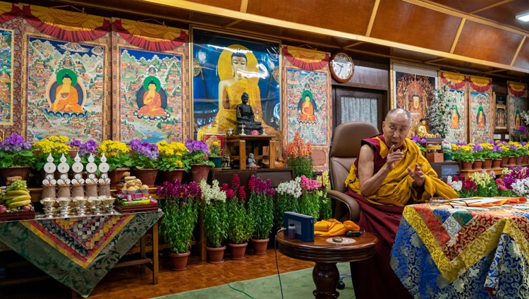 Su Santidad el Dalái Lama dirigiéndose a la audiencia virtual en el primer día de sus enseñanzas en línea solicitadas por los mongoles desde su residencia en Dharamsala, HP, India, el 12 de marzo de 2021. Foto de Ven Tenzin Jamphel