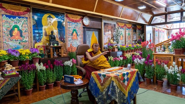 Su Santidad el Dalái Lama dirigiéndose a la audiencia virtual en el último día de enseñanza por internet solicitada por los mongoles desde su residencia en Dharamsala, HP, India, el 13 de marzo de 2021. Foto de Ven Tenzin Jamphel