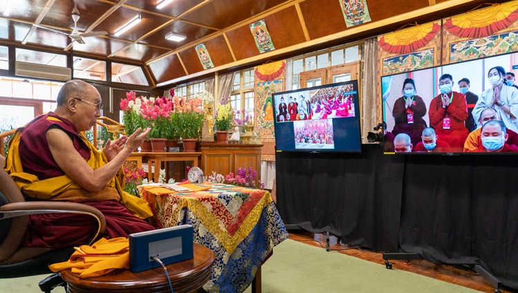 Su Santidad el Dalái Lama respondiendo a las preguntas de la audiencia virtual de Mongolia en el último día de enseñanzas por internet desde su residencia en Dharamsala, HP, India, el 13 de marzo de 2021. Foto de Ven Tenzin Jamphel