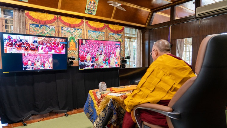 Jóvenes mongoles de la región de Bayankhongor interpretando una pieza musical compuesta a partir del mantra OM MANI PADME HUM con el acompañamiento de instrumentos tradicionales al final de la enseñanza por internet de Su Santidad el Dalái Lama desde su residencia en Dharamsala (India) el 13 de marzo de 2021. Foto de Ven Tenzin Jamphel