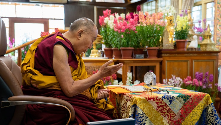 Su Santidad el Dalái Lama leyendo los «Tres aspectos principales del camino» de Tsongkhapa durante su enseñanza por internet desde su residencia en Dharamsala, HP, India, el 13 de marzo de 2021. Foto de Ven Tenzin Jamphel