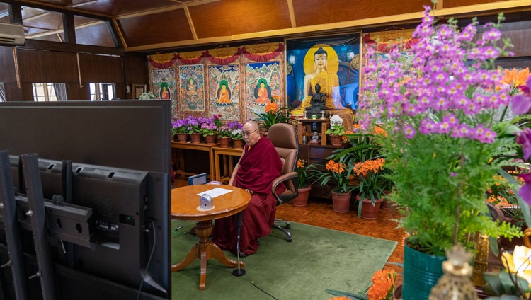 Su Santidad el Dalái Lama responde a las preguntas de la audiencia durante su interacción con estudiantes universitarios rusos por internet desde su residencia en Dharamsala, HP, India, el 29 de marzo de 2021. Foto de Ven Tenzin Jamphel