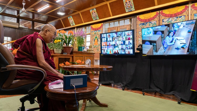 Su Santidad el Dalái Lama escuchando una pregunta de un estudiante durante su charla sobre «Nuestro mundo en tiempos de cambio» por internet desde su residencia en Dharamsala, HP, India, el 29 de marzo de 2021. Foto de Ven Tenzin Jamphel