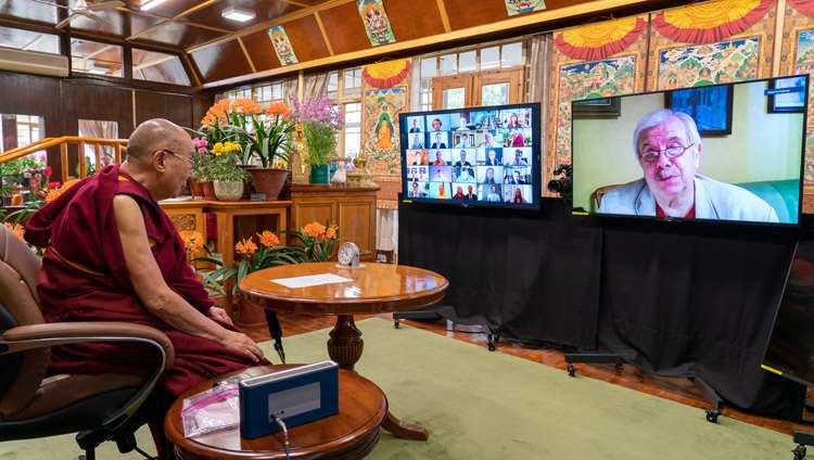 El profesor Nikolai Yankovski, miembro de la Academia Rusa de Ciencias, presentando el programa con estudiantes de universidades rusas y Su Santidad el Dalái Lama desde su residencia en Dharamsala, HP, India, el 29 de marzo de 2021. Foto de Ven Tenzin Jamphel