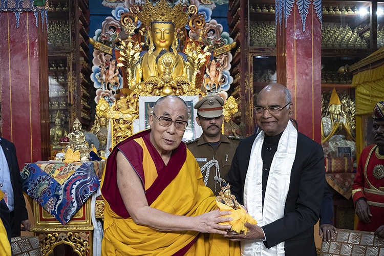 Su Santidad el Dalái Lama con el presidente de la India Ram Nath Kovind (entonces gobernador de Bihar) en Bodhgaya, Bihar, India, el 9 de enero de 2017. Foto de Tenzin Choejor