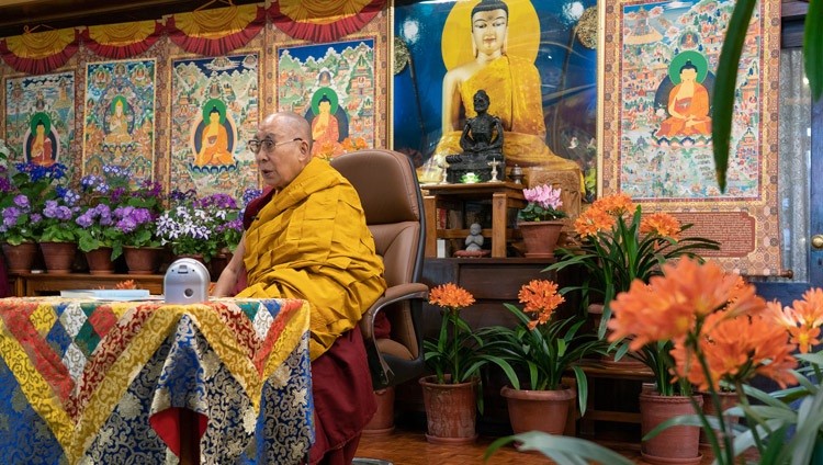 Su Santidad el Dalái Lama respondiendo a las preguntas de la audiencia virtual durante sus enseñanzas por internet desde su residencia en Dharamsala, HP,India, el 7 de abril de 2021. Foto de Ven Tenzin Jamphel