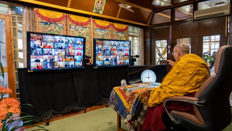 Su Santidad el Dalái Lama hablando al público virtual de Italia durante sus enseñanzas solicitadas por la Unión Budista Italiana desde su residencia en Dharamsala, HP,India el 7 de abril de 2021. Foto de Ven Tenzin Jamphel