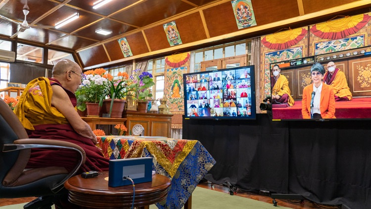 Un miembro de la audiencia virtual de Italia hace una pregunta a Su Santidad el Dalái Lama durante sus enseñanzas solicitadas por la Unión Budista Italiana por internet desde su residencia en Dharamsala, HP,India el 7 de abril de 2021. Foto de Ven Tenzin Jamphel