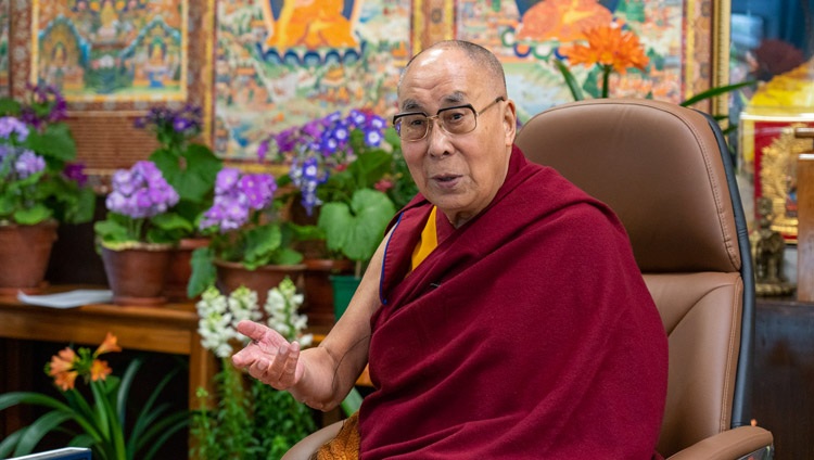 Su Santidad el Dalái Lama pronunciando su discurso de apertura durante su conversación con los invitados del programa francés «Be the Love» y el canadiense «One Better World Collective» en línea desde su residencia en Dharamsala, HP, India, el 12 de abril de 2021. Foto de Ven Tenzin Jamphel