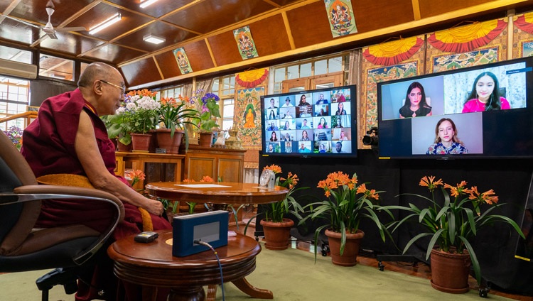 Miembros del Grupo de Jóvenes Activistas presentándose a Su Santidad el Dalái Lama durante su interacción por internet desde su residencia en Dharamsala, HP, India, el 12 de abril de 2021. Foto de Ven Tenzin Jamphel