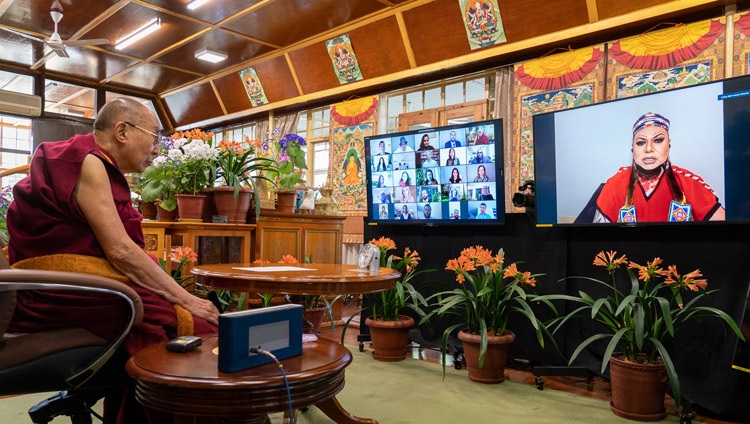 Massey Whiteknife, miembro de la Primera Nación Mikisew Cree, hace una pregunta a Su Santidad el Dalái Lama durante la conversación por internet desde su residencia en Dharamsala, HP, India, el 12 de abril de 2021. Foto de Ven Tenzin Jamphel