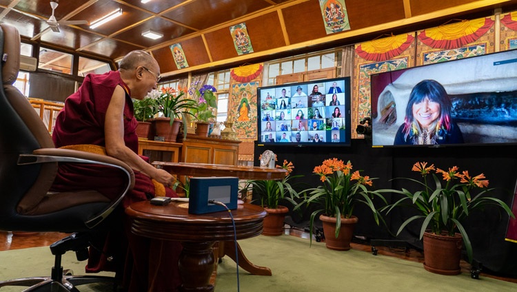 Su Santidad el Dalái Lama respondiendo a una pregunta de la veterana cantante y pacifista Buffy Sainte-Marie por internet desde su residencia en Dharamsala, HP, India, el 12 de abril de 2021. Foto de Ven Tenzin Jamphel