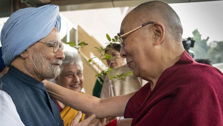 Su Santidad el Dalái Lama y el ex primer ministro indio Manmohan Singh en Nueva Delhi, India, el 10 de noviembre de 2018. Foto de Tenzin Choejor