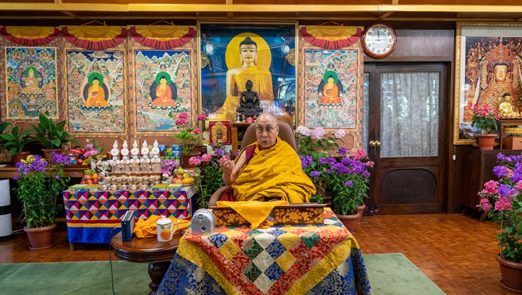 Su Santidad el Dalái Lama hablando por internet desde su residencia en Dharamsala, HP, India, con motivo del día de luna llena de Saka Dawa el 26 de mayo de 2021. Foto de Ven Tenzin Jamphel