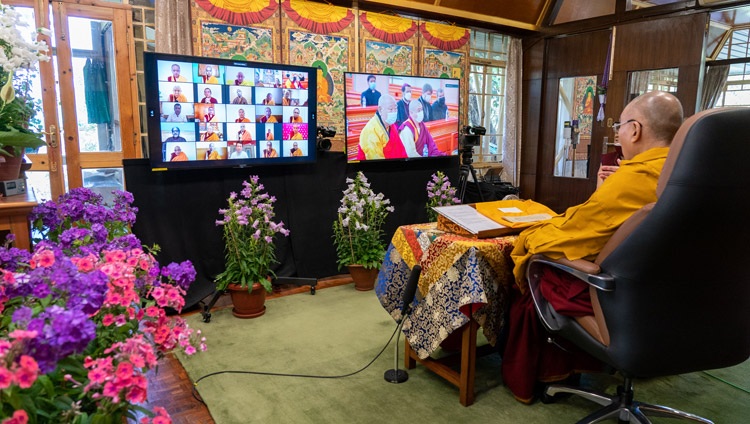 Su Santidad dirigiéndose a los miembros del Monasterio de Gandantegchenlin en Ulán Bator, Mongolia, por internet desde su residencia en Dharamsala, HP, India, con motivo del día de luna llena de Saka Dawa el 26 de mayo de 2021. Foto de Ven Tenzin Jamphel