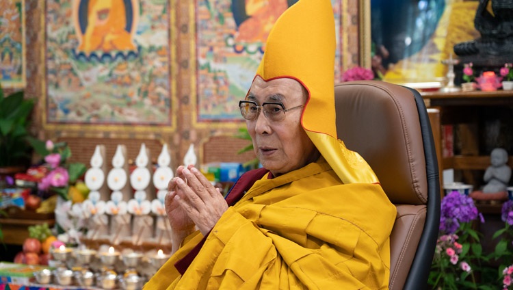 Su Santidad el Dalái Lama observa por internet cómo el Titular del Trono de Ganden ofrece una ofrenda de mandala durante las enseñanzas impartidas desde su residencia en Dharamsala, HP, India, con motivo del día de luna llena de Saka Dawa el 26 de mayo de 2021. Foto de Ven Tenzin Jamphel