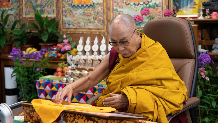 Su Santidad el Dalái Lama leyendo los «Tres aspectos principales del camino» de Tsongkhapa durante sus enseñanzas por internet desde su residencia en Dharamsala, HP, India, el 26 de mayo de 2021. Foto de Ven Tenzin Jamphel