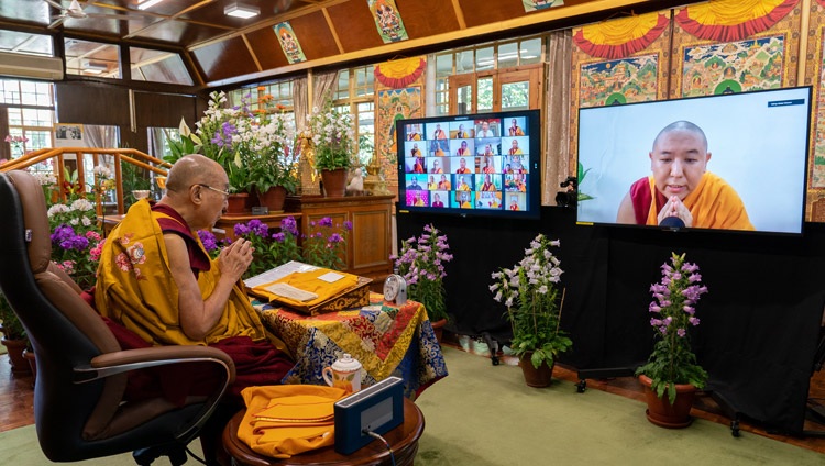 Shakor Khentul Rinpoché dando las gracias al concluir la enseñanza por internet de Su Santidad el Dalái Lama con motivo del día de luna llena de Saka Dawa el 26 de mayo de 2021. Foto de Ven Tenzin Jamphel