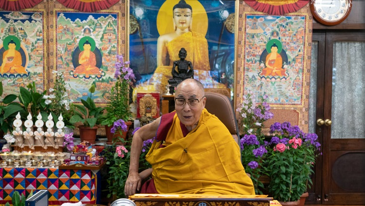 Su Santidad el Dalái Lama se dirige a la audiencia virtual durante el primer día de sus enseñanzas para los jóvenes tibetanos desde su residencia en Dharamsala, HP, India, el 1 de junio de 2021. Foto de Ven Tenzin Jamphel