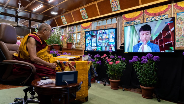 Un miembro de la audiencia virtual hace una pregunta a Su Santidad el Dalái Lama durante el primer día de las enseñanzas para los jóvenes tibetanos por internet desde su residencia en Dharamsala, HP, India, el 1 de junio de 2021. Foto de Ven Tenzin Jamphel