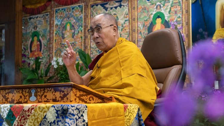 Su Santidad el Dalái Lama comentando el «Destino Cumplido» de Tsongkhapa en el primer día de sus enseñanzas para los jóvenes tibetanos por internet desde su residencia en Dharamsala, HP, India, el 1 de junio de 2021. Foto de Ven Tenzin Jamphel