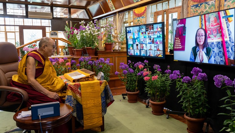 Su Santidad el Dalái Lama respondiendo a una pregunta de una participante de la audiencia virtual en el primer día de las enseñanzas para la juventud tibetana por internet desde su residencia en Dharamsala, HP, India, el 1 de junio de 2021. Foto de Ven Tenzin Jamphel