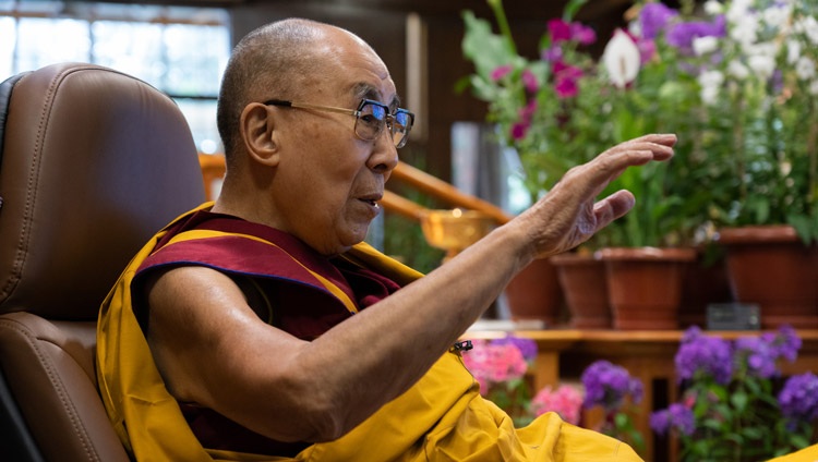 Su Santidad el Dalái Lama pronunciando su discurso introductorio en el primer día de sus enseñanzas para los jóvenes tibetanos por internet desde su residencia en Dharamsala, HP, India, el 1 de junio de 2021. Foto de Ven Tenzin Jamphel