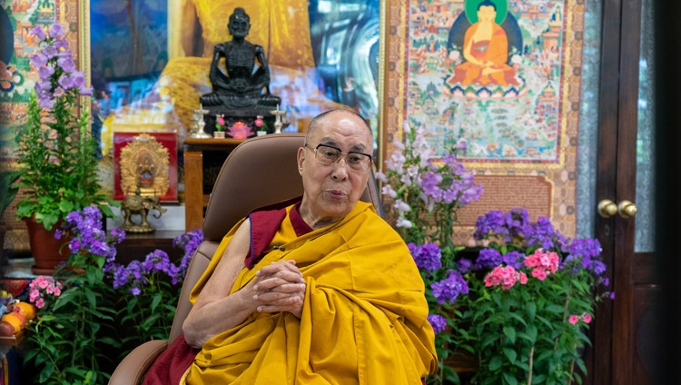 Su Santidad el Dalái Lama dirigiéndose a la audiencia virtual en el segundo día de sus enseñanzas en línea para jóvenes tibetanos en su residencia en Dharamsala, HP, India, el 2 de junio de 2021. Foto de Ven Tenzin Jamphel