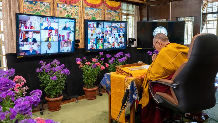 Estudiantes y educadores participando en las enseñanzas en línea de Su Santidad el Dalái Lama para jóvenes tibetanos desde su residencia en Dharamsala, HP, India, el 2 de junio de 2021. Foto de Ven Tenzin Jamphel