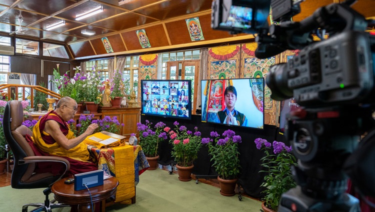 Su Santidad el Dalái Lama respondiendo a una pregunta de un miembro de la audiencia virtual en el segundo día de sus enseñanzas en línea para jóvenes tibetanos en su residencia en Dharamsala, HP, India, el 2 de junio de 2021. Foto de Ven Tenzin Jamphel