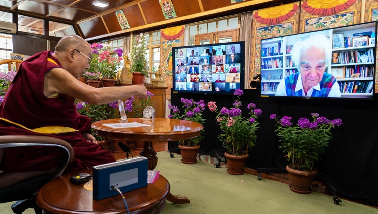 Su Santidad el Dalái Lama respondiendo a una pregunta del Dr. Pier Luigi Luisi, Profesor Emérito de Bioquímica de la ETH de Zurich, durante el «Diálogo por un mundo mejor - en memoria de Francisco Varela» por internet desde su residencia en Dharamsala, HP, India, el 9 de junio de 2021. Foto de Ven Tenzin Jamphel