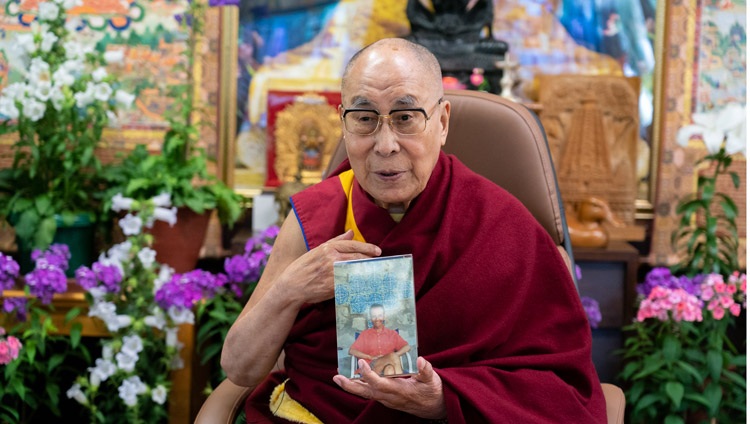 Su Santidad el Dalái Lama sosteniendo una fotografía de Francisco Varela que guarda en su casa al inicio del «Diálogo por un mundo mejor: en memoria de Francisco Varela» el 9 de junio de 2021. Foto de Ven Tenzin Jamphel