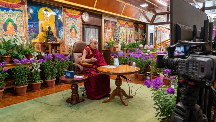 Su Santidad el Dalái Lama hablando durante el «Diálogo por un mundo mejor - en memoria de Francisco Varela», organizado por Mind & Life Europa, en internet, desde su residencia en Dharamsala, HP, India, el 9 de junio de 2021. Foto de Ven Tenzin Jamphel