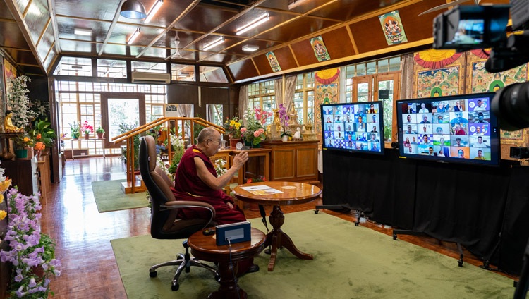 Su Santidad el Dalái Lama respondiendo a las preguntas de la audiencia virtual durante su charla sobre la compasión en la sanidad por internet desde su residencia en Dharamsala, HP, India, el 7 de julio de 2021. Foto de Ven Tenzin Jamphel