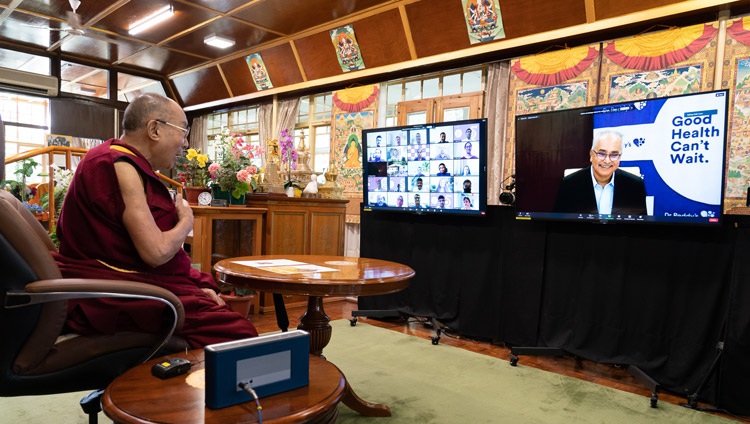 GV Prasad, copresidente y director general de Dr Reddy's Laboratories Ltd inaugurando el programa con Su Santidad el Dalái Lama por internet desde su residencia en Dharamsala, HP, India, el 7 de julio de 2021. Foto de Ven Tenzin Jamphel