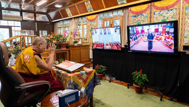 Thupten Tsewang, presidente de la Asociación Budista de Ladakh, en el templo Jokhang de Leh, Ladakh, India, presentando el primer día de las enseñanzas por internet de Su Santidad el Dalái Lama el 13 de julio de 2021. Foto de Ven Tenzin Jamphel