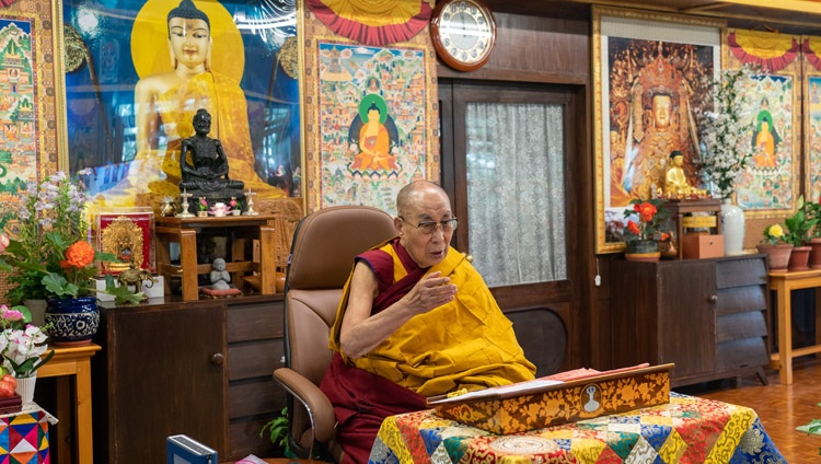 Su Santidad el Dalái Lama hablando en el primero de sus dos días de enseñanza por internet desde su residencia en Dharamsala, HP, India, el 13 de julio de 2021. Foto de Ven Tenzin Jamphel