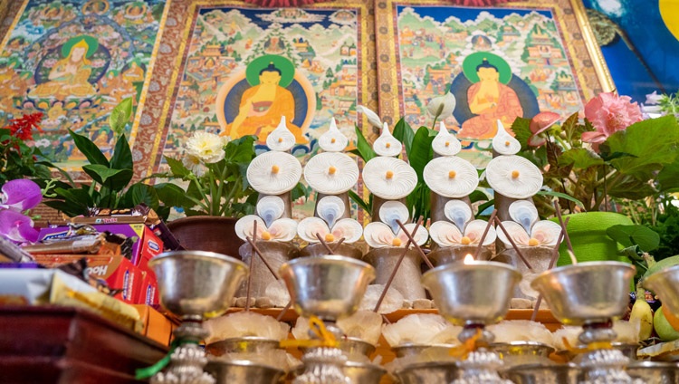 Vista de las ofrendas expuestas detrás de Su Santidad el Dalái Lama durante la enseñanza por internet que imparte desde su residencia en Dharamsala, HP, India, el 13 de julio de 2021. Foto de Ven Tenzin Jamphel