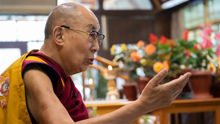 Su Santidad el Dalái Lama explicando la "Lámpara para el camino a la iluminación" de Atisha en el primer día de su enseñanza por internet desde su residencia en Dharamsala, HP, India, el 13 de julio de 2021. Foto de Ven Tenzin Jamphel