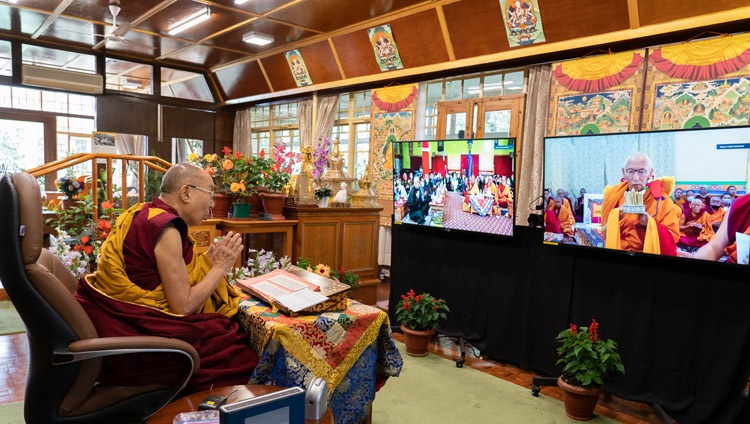 Thikse Rinpoché haciendo una ofrenda de mandala en el monasterio de Thiksé en Ladakh al comienzo del segundo día de las enseñanzas de Su Santidad el Dalái Lama por internet desde su residencia en Dharamsala, HP, India, el 14 de julio de 2021. Foto de Ven Tenzin Jamphel